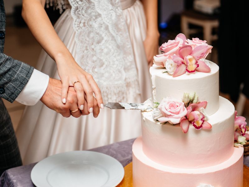 How to Start a Wedding Cake Business